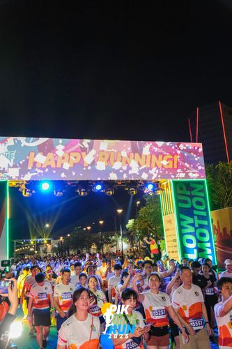 Race photo from PIK NITE RUN 2025