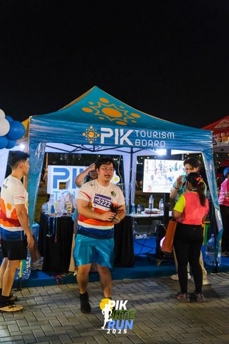 Race photo from PIK NITE RUN 2025