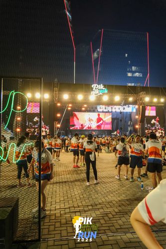 Race photo from PIK NITE RUN 2025