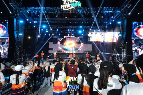 Race photo from PIK NITE RUN 2025