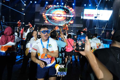 Race photo from PIK NITE RUN 2025