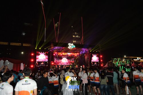 Race photo from PIK NITE RUN 2025