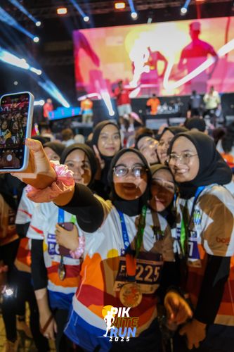Race photo from PIK NITE RUN 2025
