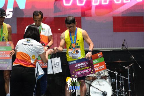 Race photo from PIK NITE RUN 2025
