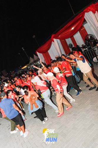 Race photo from PIK NITE RUN 2025