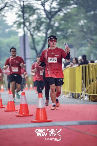 Race photo from ONE RUN 10 K