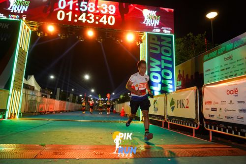 Race photo from PIK NITE RUN 2025