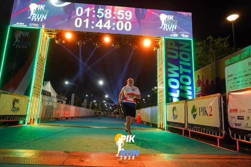 Race photo from PIK NITE RUN 2025