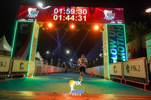 Race photo from PIK NITE RUN 2025