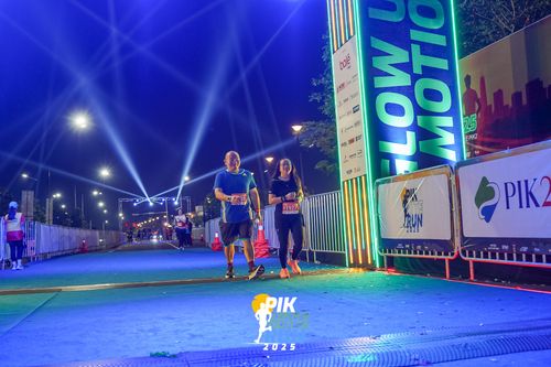 Race photo from PIK NITE RUN 2025