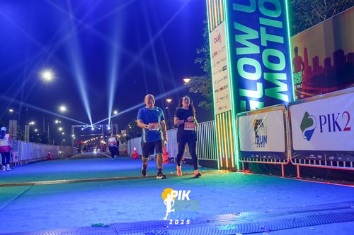 Race photo from PIK NITE RUN 2025
