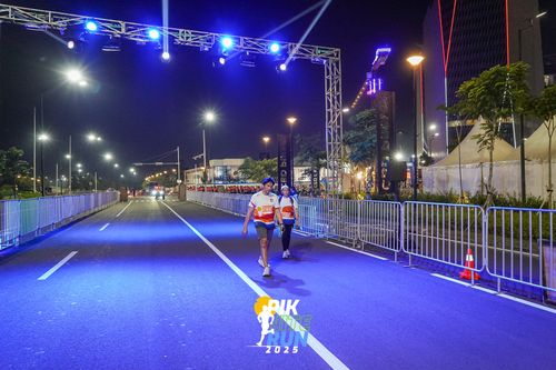 Race photo from PIK NITE RUN 2025
