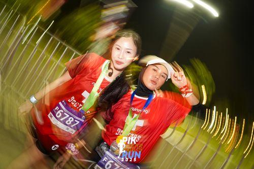 Race photo from PIK NITE RUN 2025
