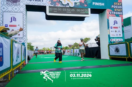 Race photo from Arutmin Borneo Run 2024