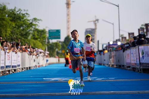 Race photo from PIK NITE RUN 2025