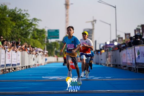 Race photo from PIK NITE RUN 2025