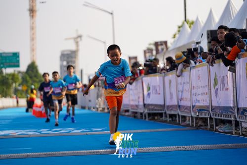 Race photo from PIK NITE RUN 2025