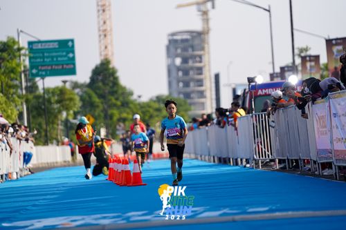 Race photo from PIK NITE RUN 2025