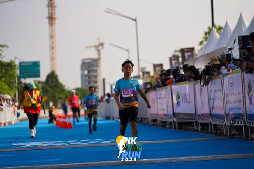 Race photo from PIK NITE RUN 2025