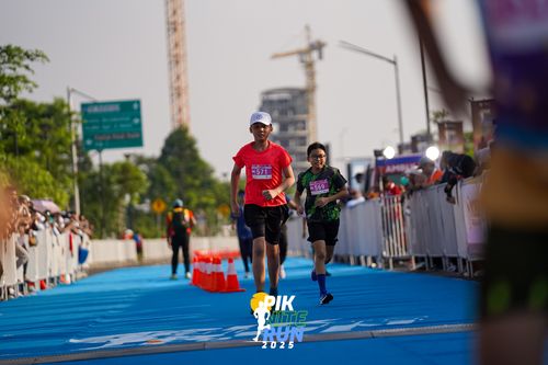 Race photo from PIK NITE RUN 2025