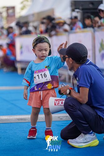 Race photo from PIK NITE RUN 2025