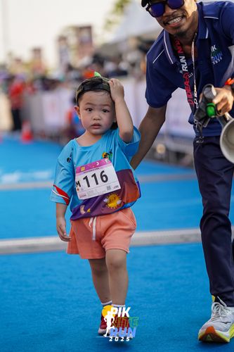 Race photo from PIK NITE RUN 2025
