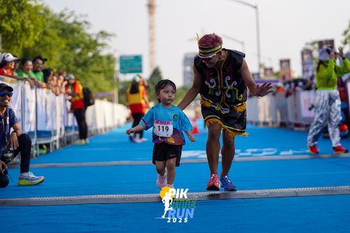 Race photo from PIK NITE RUN 2025
