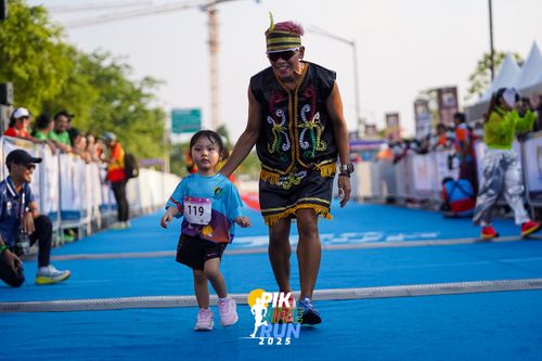 Race photo from PIK NITE RUN 2025
