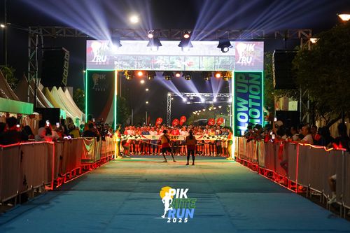 Race photo from PIK NITE RUN 2025