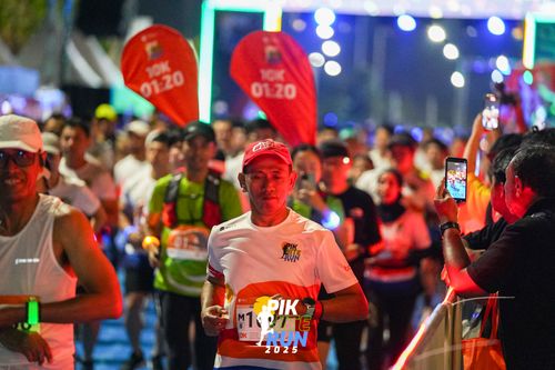 Race photo from PIK NITE RUN 2025
