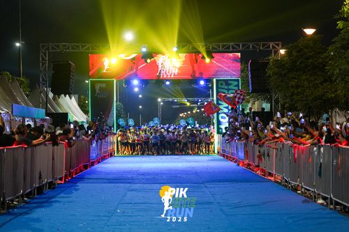Race photo from PIK NITE RUN 2025