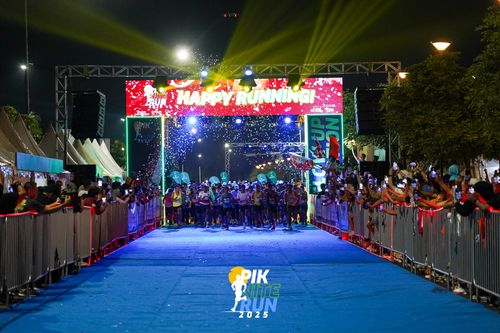 Race photo from PIK NITE RUN 2025