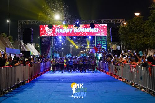 Race photo from PIK NITE RUN 2025