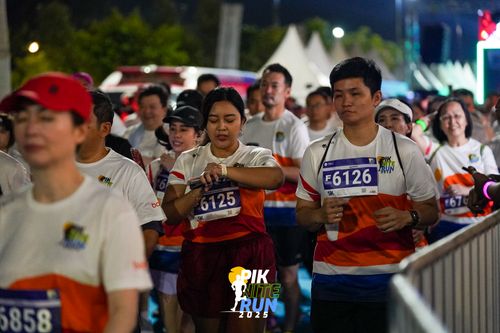 Race photo from PIK NITE RUN 2025
