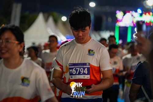 Race photo from PIK NITE RUN 2025