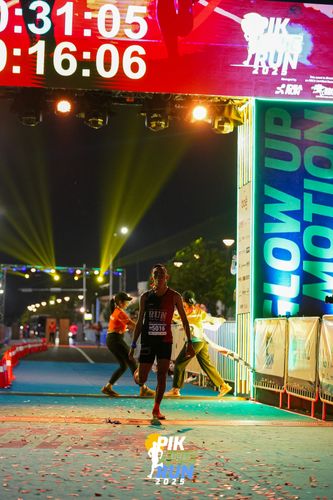 Race photo from PIK NITE RUN 2025