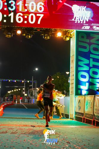 Race photo from PIK NITE RUN 2025