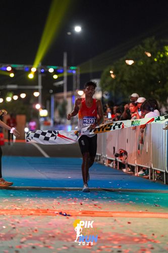 Race photo from PIK NITE RUN 2025