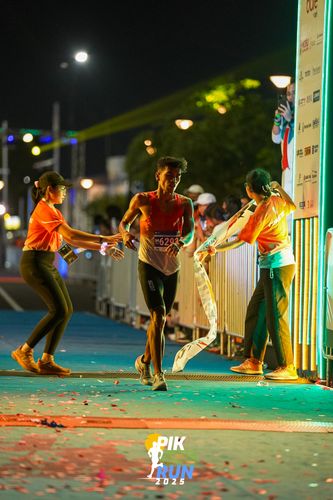 Race photo from PIK NITE RUN 2025
