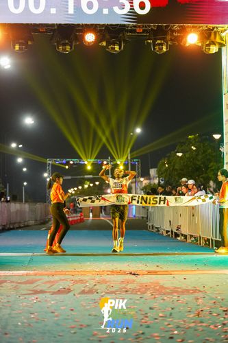 Race photo from PIK NITE RUN 2025