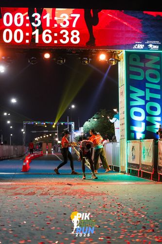 Race photo from PIK NITE RUN 2025