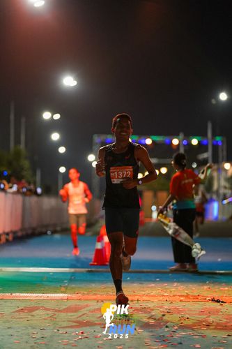 Race photo from PIK NITE RUN 2025