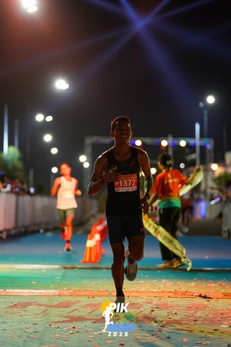Race photo from PIK NITE RUN 2025