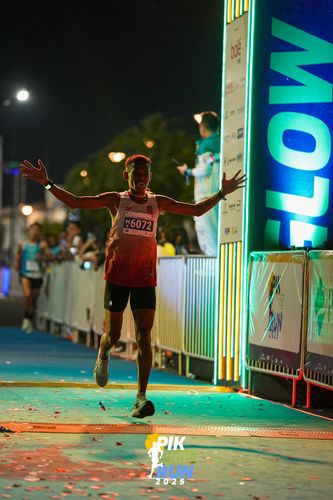 Race photo from PIK NITE RUN 2025