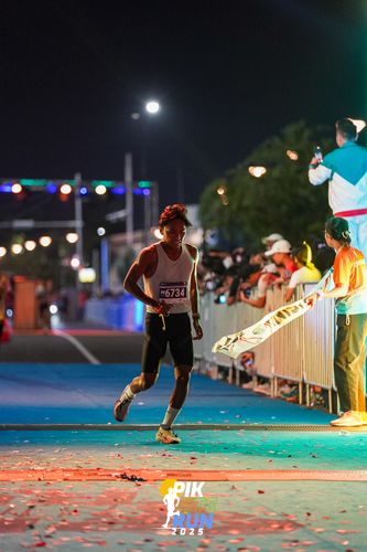 Race photo from PIK NITE RUN 2025