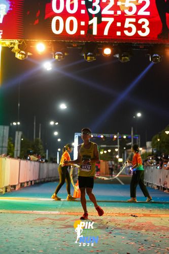 Race photo from PIK NITE RUN 2025