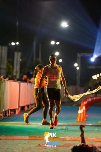 Race photo from PIK NITE RUN 2025