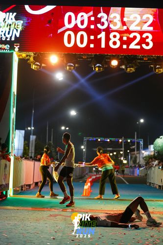 Race photo from PIK NITE RUN 2025
