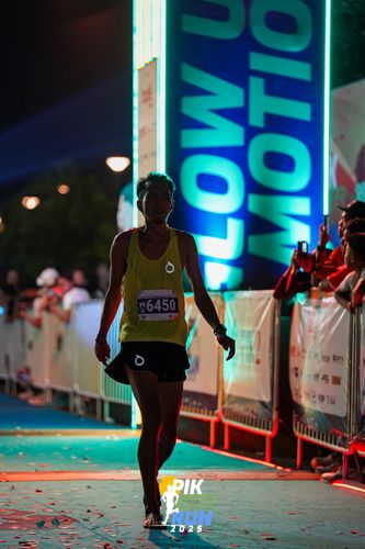 Race photo from PIK NITE RUN 2025