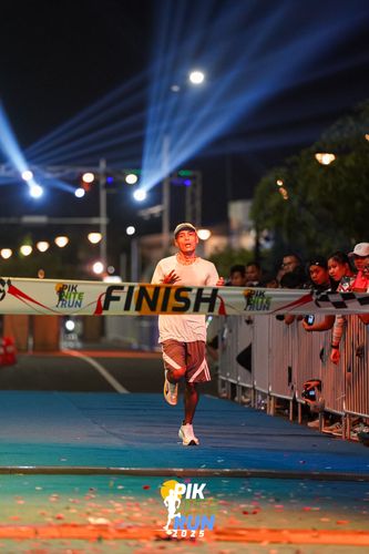 Race photo from PIK NITE RUN 2025